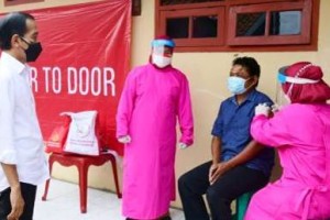 Presiden Joko Widodo saat meninjau langsung program vaksinasi Covid-19 di Kampung Pengampaan, Kecamatan Harjamukti, Kota Cirebon, Jawa Barat.